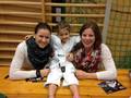 Kathrin und Bernadette mit Joice Kraft von der WSG Swarovski Wattens, die jüngste Teilnehmerin am Nikoloturnier