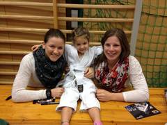 Kathrin und Bernadette mit Joice Kraft von der WSG Swarovski Wattens, die jüngste Teilnehmerin am Nikoloturnier